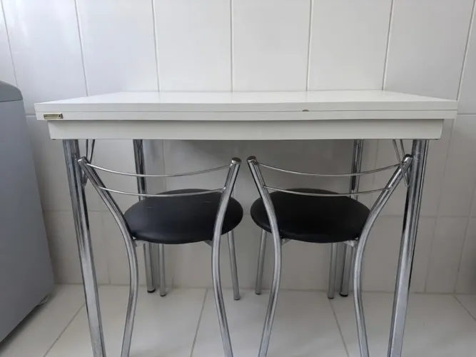 Mesa de Cozinha Branca com 2 Cadeiras Cromadas ? Retirada Itaim Bibi