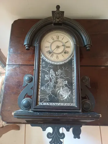 Relógio Antigo de Parede em Madeira - Peça Decorativa e de Coleção