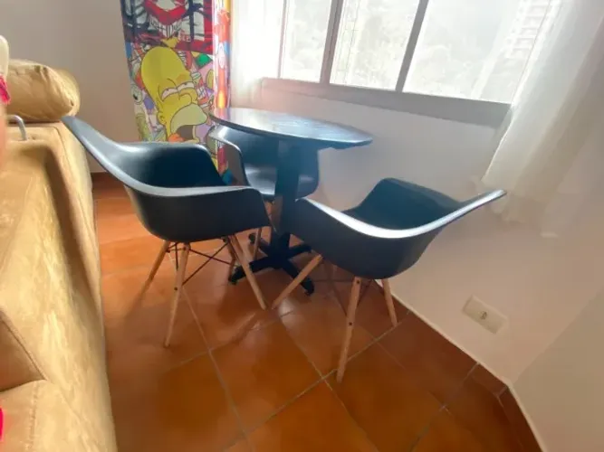 Mesa redonda com 3 cadeiras