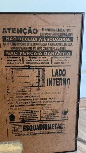 Janela banheiro em alumínio bronze 