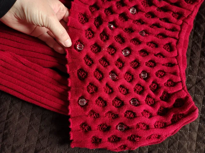 blusa de tricô alongada com pedrarias na gola tamanho p Marsalaa
