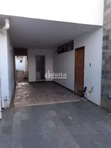 Casa residencial disponível para venda no bairro Bom Jesus em Uberlândia-MG