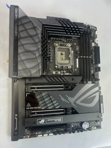 Placa mãe ROG STRIX ROG MAXIMUS Z790 HERO D5 SEMINOVA