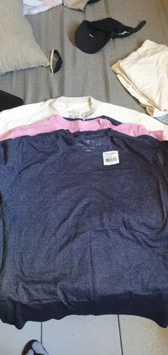 Camisetas com pequenos detalhes