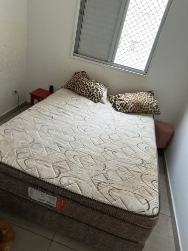 Cama casal queen usada