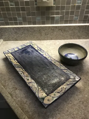 Conjunto Cerâmica Artesanal - Travessa + Bowl combinando. Sem quebras.