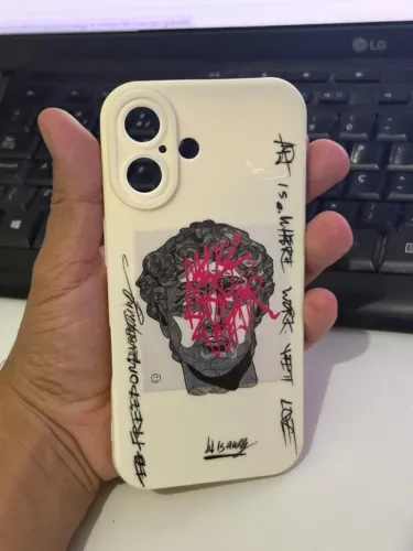 Capinha (iPhone 16) Estilo Grafite com Estátua Clássica