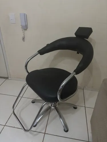 Cadeira profissional de cabeleireiro.