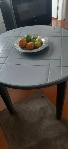 4 cadeiras com braço, 1 mesa quadrada e 1 mesa redonda desmontável