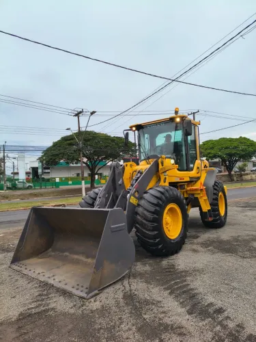 PÁ CARREGADEIRA VOLVO L60F ANO 2023 APENAS 1.700 HORAS