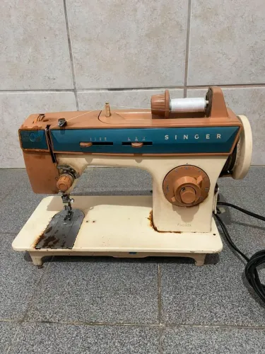 Maquina de costura. PREÇO NEGOCIÁVEL!!!