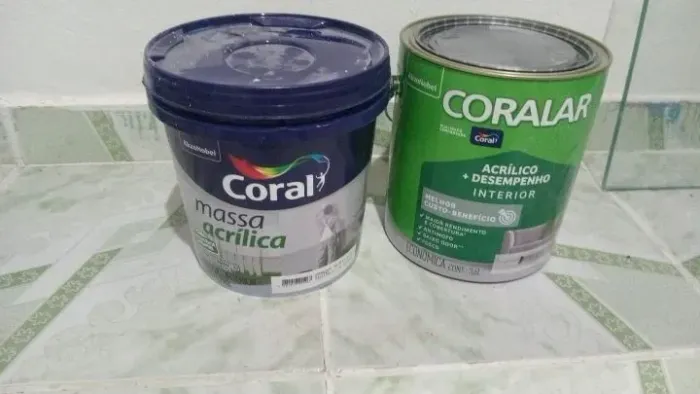 Vendo hum balde de massa Acrílica e hum de tinta cor marfim pequeno