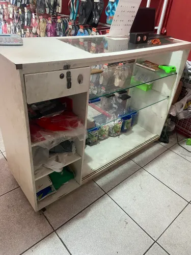 Vende-se balcão expositor 