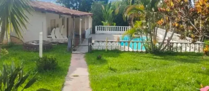 Chácara à Venda em Iperó, Bairro Araçoiabinha: 2 Casas, Área de Lazer, Piscina e Pomar