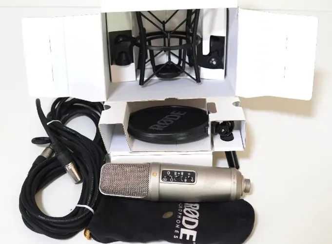 Microfone Rode Nt2-a Condensador 3 em 1 (Cardioid, Omnidirecional e figura 8) + Acessórios