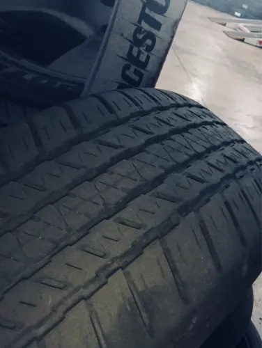 Vendo pneus para camionete e suv.