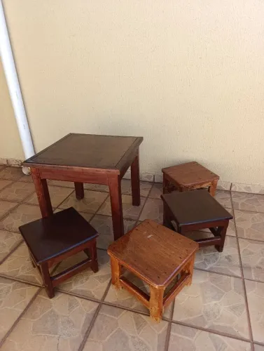 Mesa Infantil com tampuretes de madeira