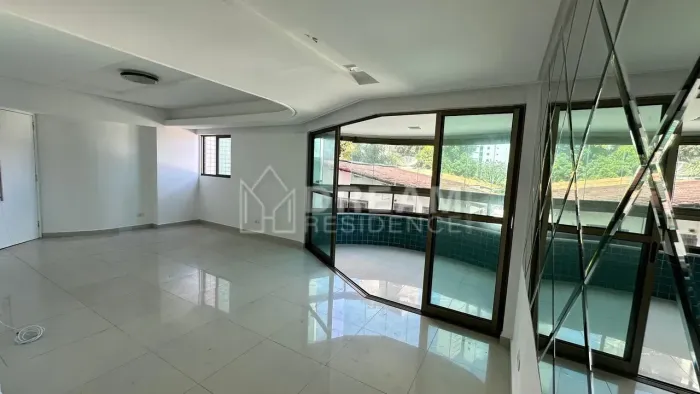 Imóvel para venda possui 125 metros quadrados com 4 quartos em Casa Forte - Recife - PE