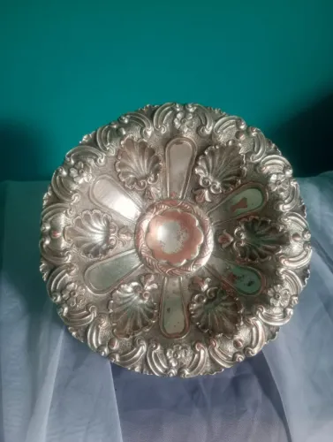 Antigo centro de mesa / fruteira em cobre com banho de prata 