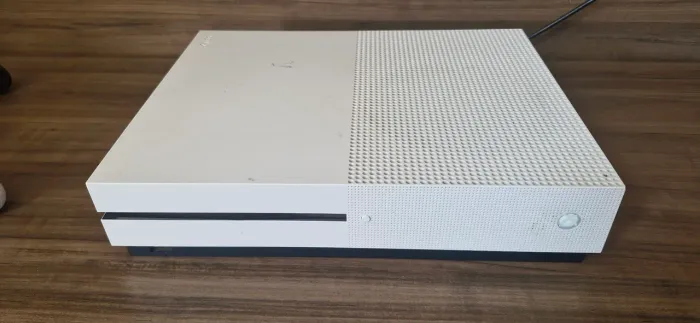 Xbox one S  fat / HD 1 Tera / 2 controles (precisam manutenção basica) / 2 jogos cd brinde