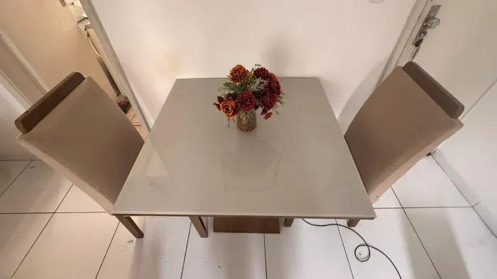 Mesa para 4 lugares com 2 cadeiras