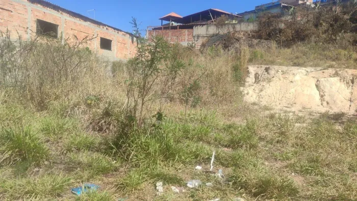 Vendo lote de 580 metros sendo 12 de frente e 36 de lateral vendo barato 