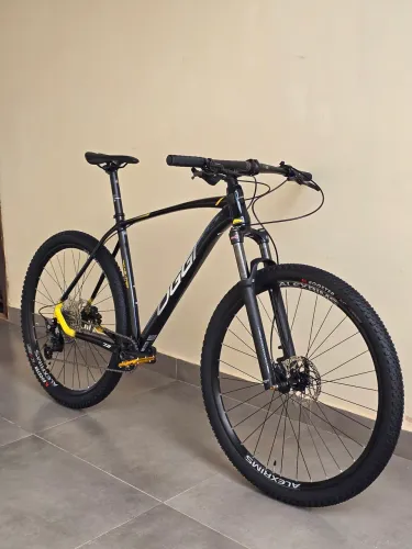 Bicicleta Oggi 7.2 2025 tamanho 21, estado de zera, com nota, seguro e garantia.