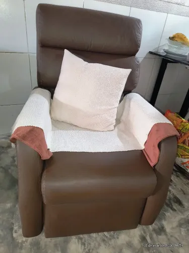 Poltrona Reclinável Cadeira do Papai em couro.