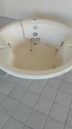 Vendo banheira de hidromassagem com a bomba