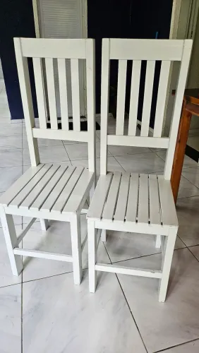 Duas cadeiras madeira pura 200 reais
