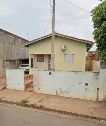 Casa à Venda no Centro de Sabino, 2 quartos, com laje, área de serviço e garagem.
