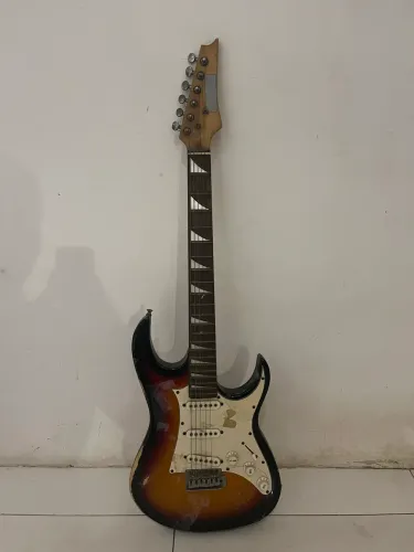 Guitarra Phoenix Super Strat Sunburst - Projeto/Restauração