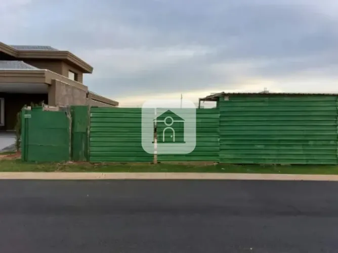 Terreno em condomínio fechado no bairro Novo Mundo