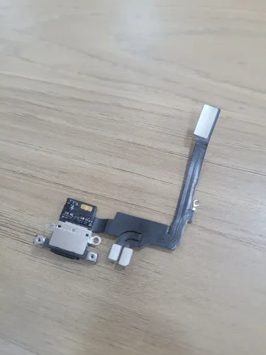 Flex de Carga Original iPhone 16 Pro Retirado