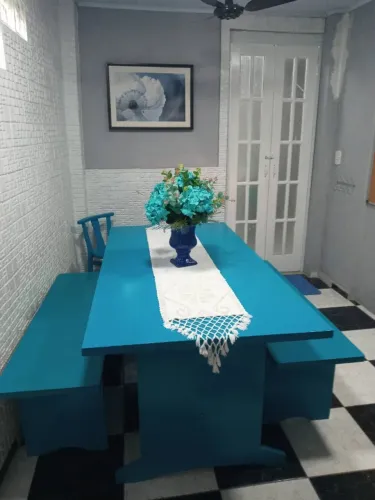 Mesa e cadeiras em madeira maciça para espaço gourmet.