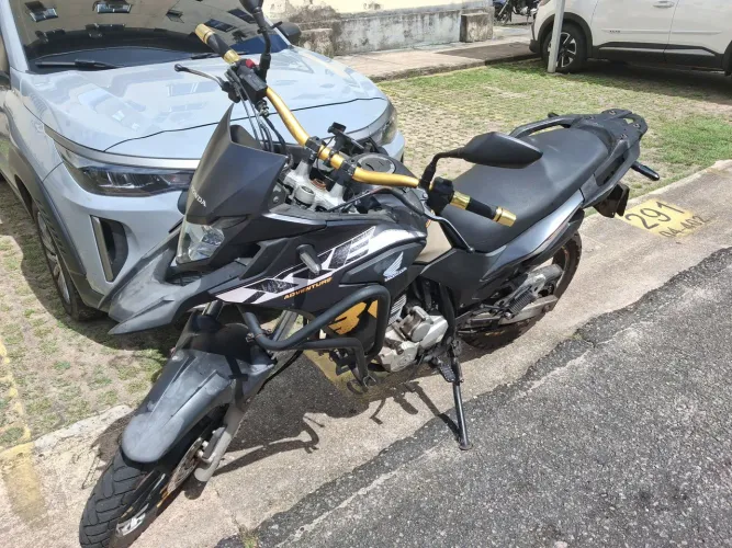 Moto revida recentemente dois pneus novos liga 