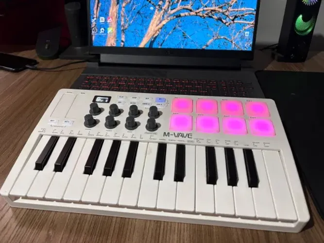 Teclado Controlador MIDI M-Vave SMK-25 (Bluetooth / Portátil / 8 Pads RGB)