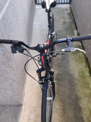 Bicicleta SEMI NOVA ARO 29 PRETA E VERMELHA
