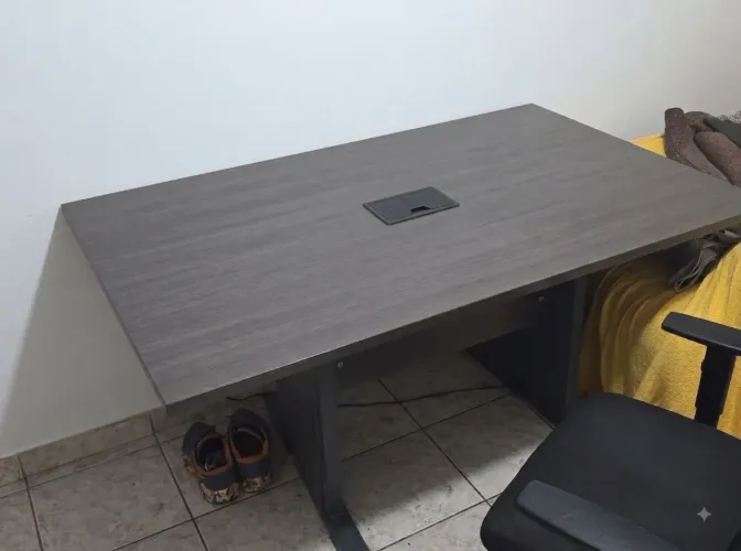 Mesa para escritório com tomada tipo sala de reunião