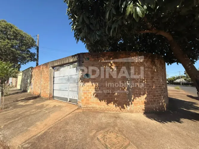 Casa com ótima localização, a 5 minutos do Shopping Jaraguá.