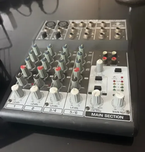 Mesa De Som Behringer Xenyx 802 8 Canais Com Fonte Original