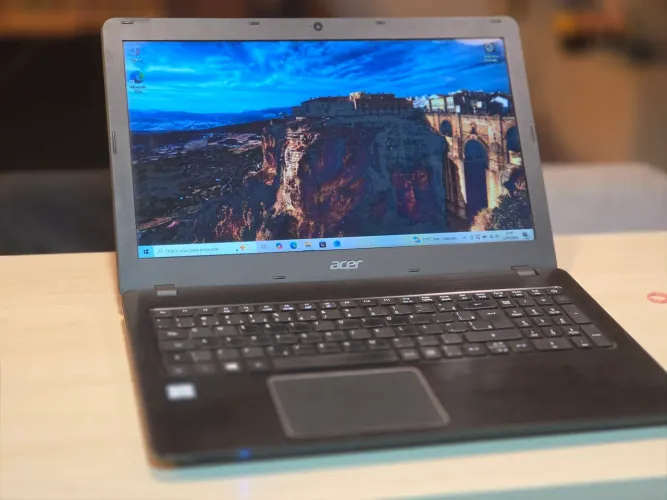 Acer Aspire F5 573 I5 8GB de RAM 240GB SDD + 1TB HD 15.6" HD