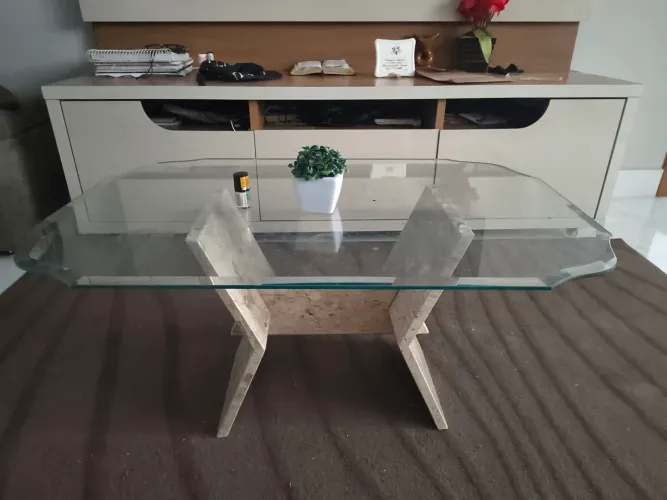 Mesa de granito e vidro