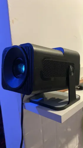 Projetor HY320 compacto