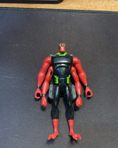 Boneco Ben 10 4 braços 