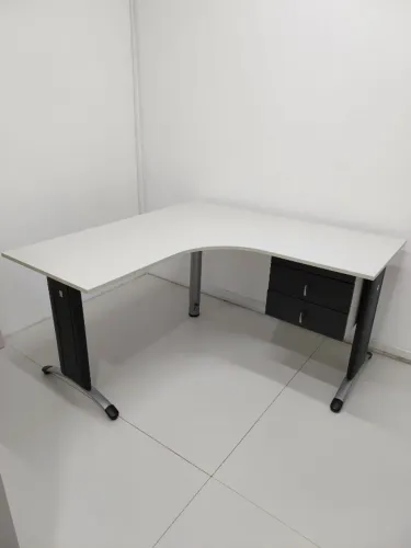 Mesa de escritório em L