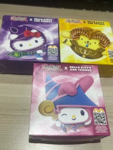 Hello Kitty and Friends x Yugioh! 3 Brindes na Caixa
