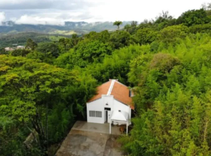 Sítio à venda em Amparo-SP, Chácara São Francisco: 4 quartos, 1 sala, 4 banheiros, 6 vagas