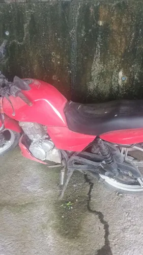 Moto tirada de peças