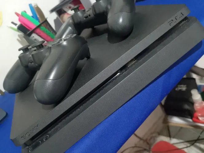 PLAYSTATION 4 SLIM 500GB + CONTROLES + 4 JOGOS MIDIA DIGITAL.